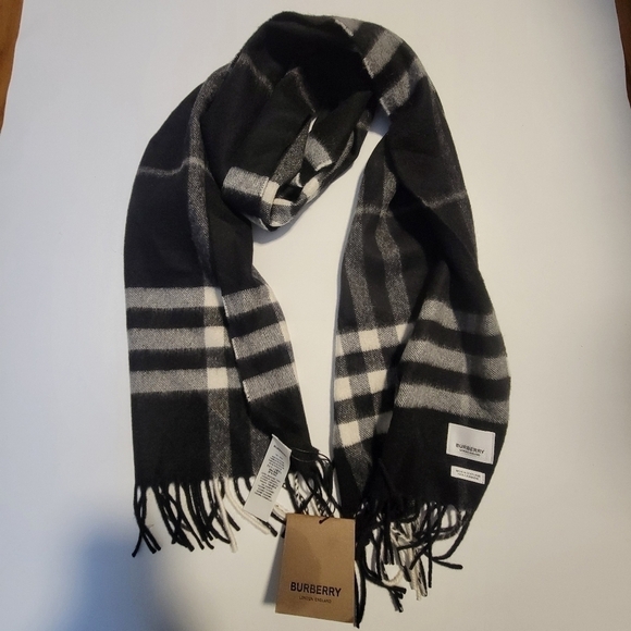 BURBERRY NWT Check  100% CASHMERE Scarf. - Picture 8 of 16